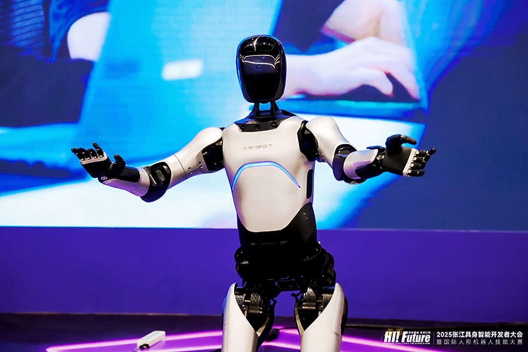 智元远征A2成全球首个同时拥有中美欧认证的人形机器人